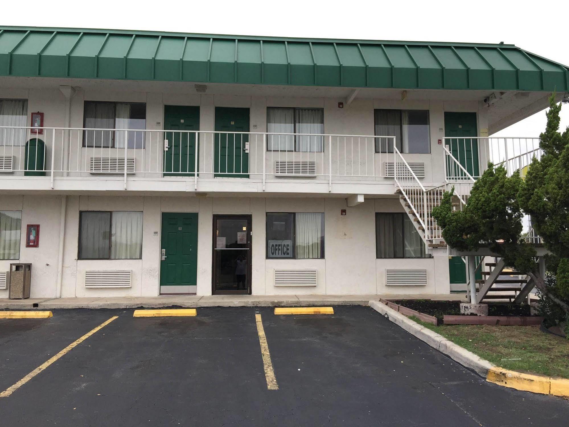 Q Lodging Extended Stay San Antonio Buitenkant foto